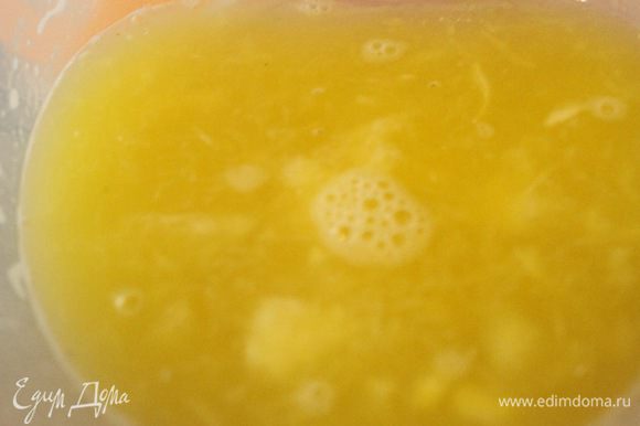 Для апельсинового компоте смешать сахар с агар-агаром, добавить теплый свежевыжатый сок и довести до кипения. Проварить смесь 10 секунд.