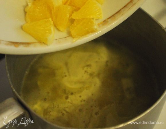 Дольки апельсина очистить от пленки и нарезать на небольшие кусочки, добавить к апельсиновому соку, снова довести до кипения и варить 20 секунд. Слегка остудить компоте. Дно разъемного кольца диаметром 18 см плотно затянуть пищевой пленкой, вылить компоте и отправить в морозильную камеру.