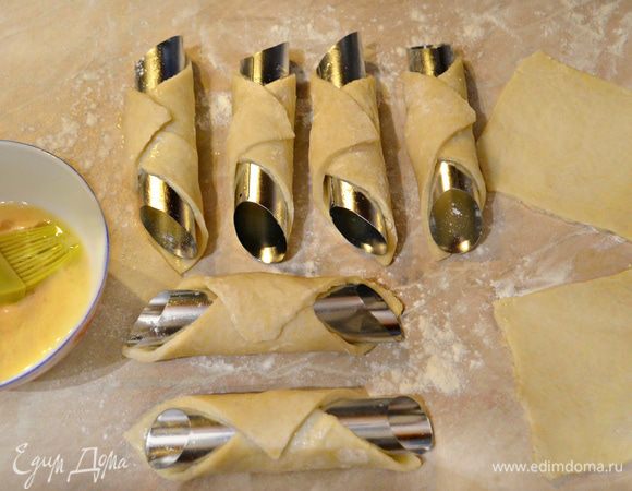 Накрутите тесто на металлические трубочки (цилиндры), слегка смазанные маслом, скручивая наискосок и накрывая сверху противоположный край. Хорошо защипите тесто, чтобы не раскрывалось на стыках и жарьте в большом количестве горячего масла.