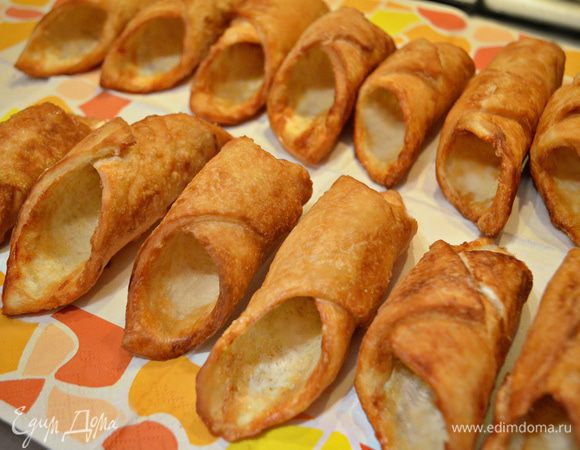 Полностью остудите готовые трубочки на бумажных полотенцах, чтобы стек лишний жир. Затем снимите металлические цилиндры, выполняя это очень осторожно, чтобы не сломать и не раскрошить трубочки.