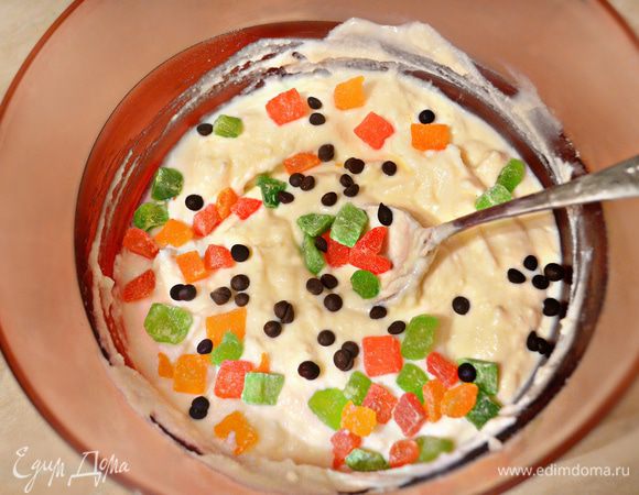 Затем добавьте цукаты и шоколадные капли (можно заменить тертым шоколадом) и ром. Но если у вас дети, то ром можно и не добавлять или заменить парой капель ромовой эссенции.