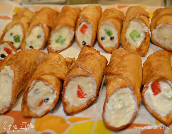 Начините трубочки полученной начинкой и украсьте края кусочками цукатов. По желанию посыпьте трубочки сахарной пудрой.