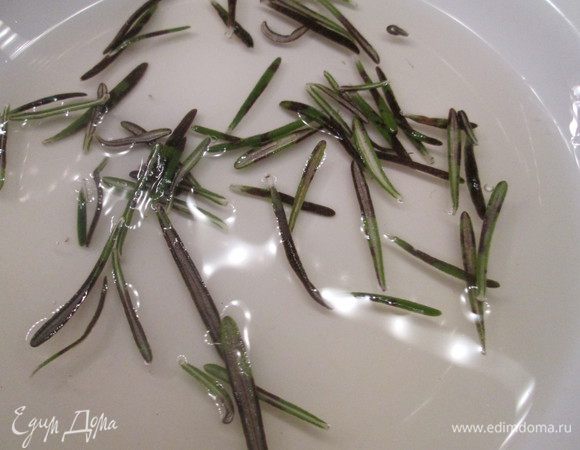 Его нужно замочить в смеси белого вина и винного уксуса.