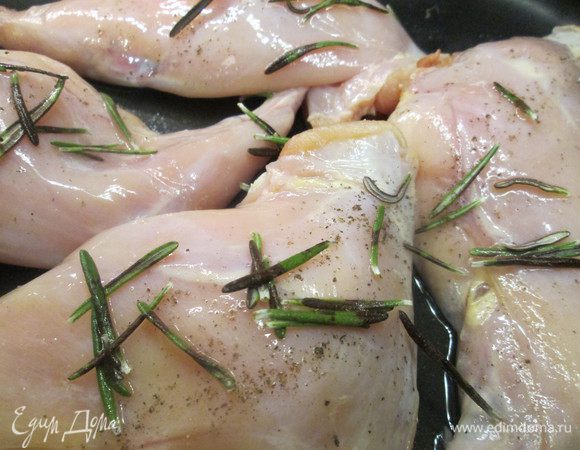 В приготовленном маринаде из розмарина с вином, перцем и солью маринуем кролика не менее 4-х часов.