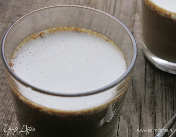 Ставим десерты в холодильник, минимум на пару часов, вкуснее — на день. Покрываем шапкой из взбитого молока (как более калорийный вариант — сливки). Приятного аппетита!