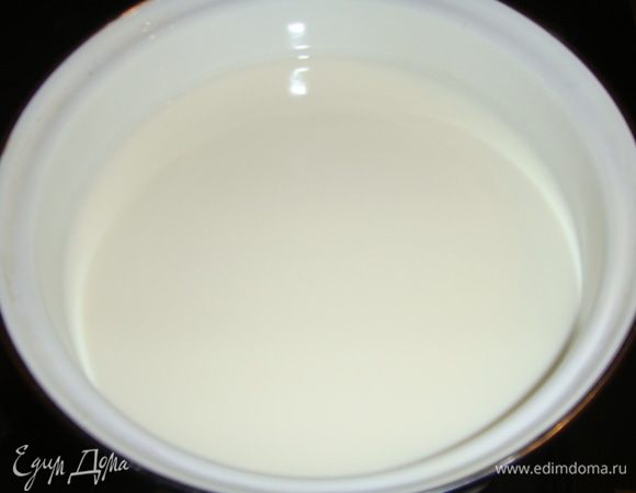 Сначала наливаем в кастрюлю нужное количество молока. Молоко лучше брать цельное или пастеризованное с жирностью 2,5%, так рикотта будет менее жирной. Ставим кастрюлю на медленный огонь.