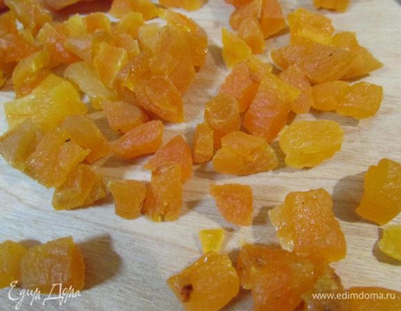 Курагу хорошенько помыть. Обсушить на бумажном полотенце и мелко нарезать.