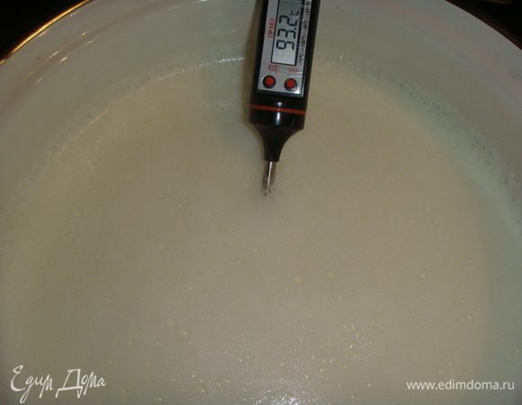 Доводим молоко до температуры 93°С и выключаем.