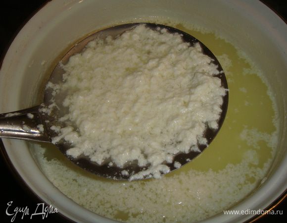 Добавляем в молоко лимонную кислоту и соль. Осторожно перемешиваем и оставляем смесь на 10 минут. За это время появляются сырные хлопья.  Если по истечении времени жидкая часть осталась молочного цвета, добавьте 1/4 ч. л. лимонной кислоты и подождите еще минут 5.