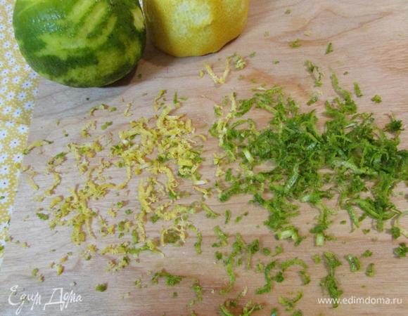 Лайм тщательно промыть в горячей воде. Обсушить. На мелкой терке натереть цедру, стараясь снять только зеленую часть кожуры (у меня еще немного лимонной цедры).