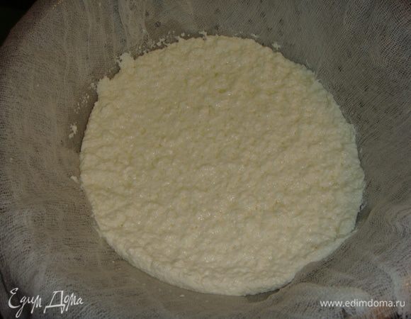 Дуршлаг застелить марлей и процедить массу. Время стекания сыворотки от 10 минут до 1 часа. Все зависит от ваших предпочтений, через 10 минут сыр будет более влажным, а через час — сухим. Я оставила на 40 минут, получился сыр средней влажности. Оставшуюся сыворотку можно использовать для приготовления выпечки, заменив молоко или воду. 