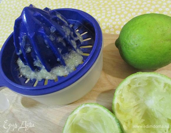 С помощью соковыжималки выдавить лаймовый сок.