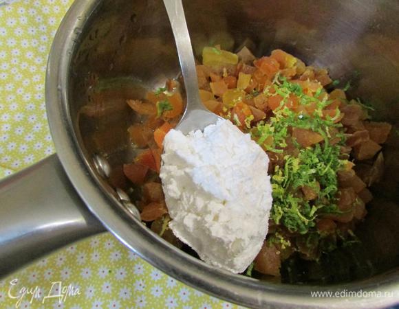 В сотейнике соединить лаймовый сок, воду. Добавить курагу, цедру и сахарную пудру. Поставить на огонь и проварить на среднем огне несколько минут. Массу снять с огня и дать слегка остыть. Затем пробить массу погружным блендером.