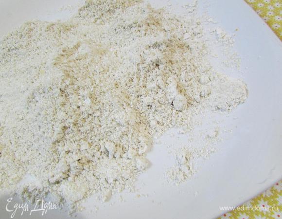 Тем временем овсяные хлопья перемолоть с помощью кофемолки в муку.