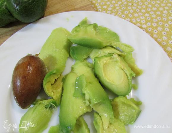 Авокадо освободить от косточки. С помощью ложки вынуть мякоть.