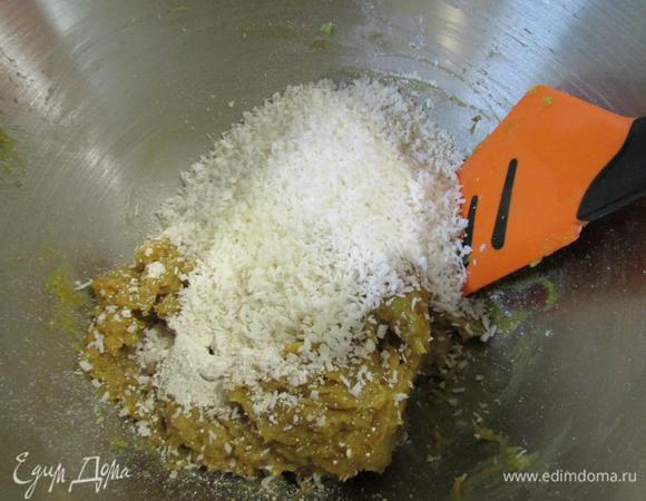 В чаше блендера соединить курагу, авокадо и арахисовую пасту. Пробить до однородности. Затем добавить овсяную муку и кокосовую стружку. Тщательно все перемешать. 