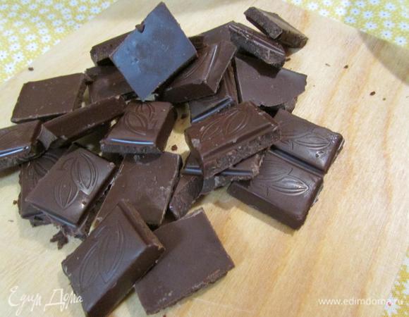 Шоколад поломать маленькими кусочками и растопить на водяной бане или в микроволновке.