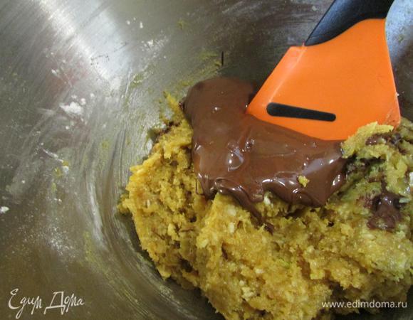 Шоколадную массу соединить с общей массой и размешать до однородности.