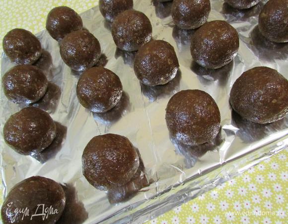 Из полученной массы (600 г) формовать конфетки (у меня 20 штук по 30 грамм). 