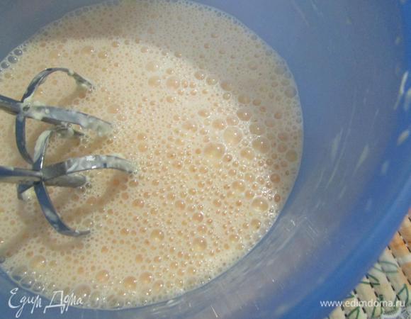 Взбейте массу до однородности.