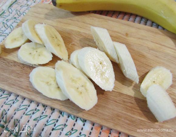 Бананы помыть, почистить и нарезать крупными слайсами.