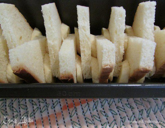 Уложить хлеб и бананы в форму для выпечки, чередуя их между собой: хлеб, бананы, снова хлеб и т. д. 