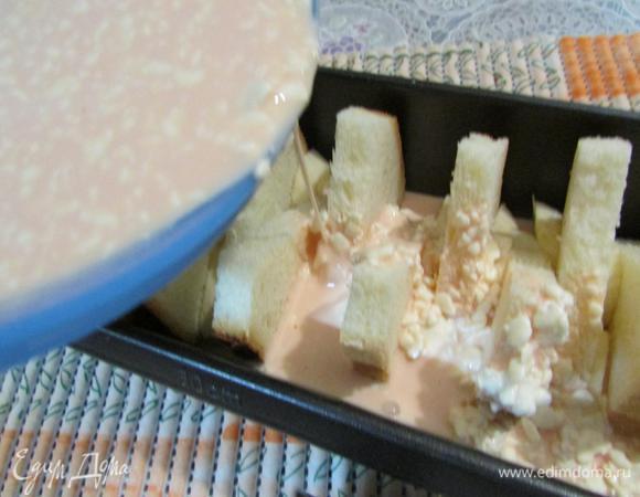 Затем аккуратно влить заливку. Дать постоять 10 минут, чтобы хлеб впитал заливку.