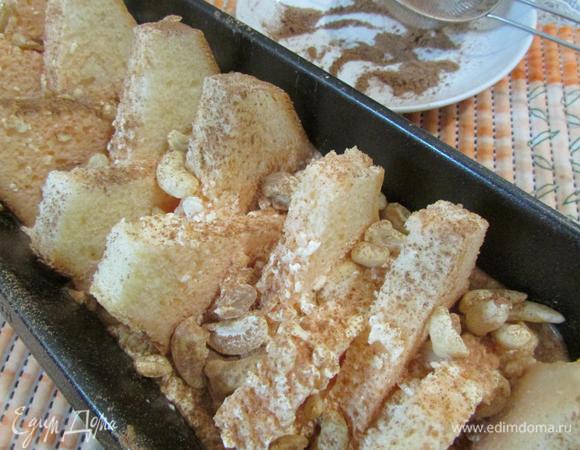 Посыпать хлеб корицей и орехами. Отправить форму с хлебом в разогретую духовку (180°С). Выпекать 20 — 40 минут.