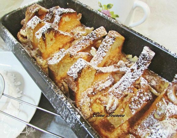 Готовые гренки извлечь из духовки, присыпать сахарной пудрой.