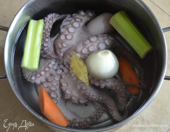 Итак, приступаем к приготовлению осьминога. Обычно их продают уже в полуобработанном и достаточно очищенном виде, единственное, что нужно сделать перед варкой, это удалить «клюв», находящийся в отверстии под головой осьминога. Затем осьминога нужно хорошо отбить, положить в большую кастрюлю, добавить туда же очищенную луковицу, морковь и стебель сельдерея (можно нарезать крупными кусками), добавить лавровый лист и залить водой. Ни в коем случае не солить. Но влить немного уксуса. Варить на среднем огне 40 минут. 
Тем временем отварить в подсоленной воде до готовности картофель и почистить. Нарезать его небольшими кубиками.