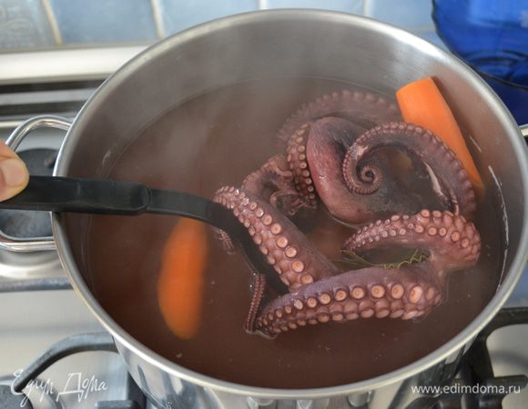 Готовому осьминогу дать остыть в воде, в которой он варился. Затем достать его из воды. Можно очистить от присосок, если они вам не нравятся.