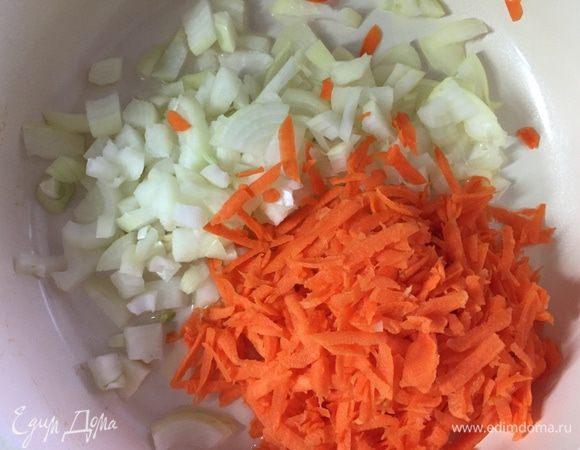 Делаем зажарку из тертой моркови и лука на подсолнечном масле.