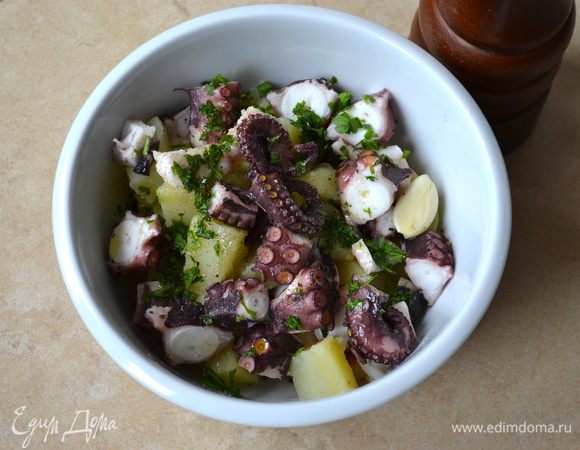 Добавить измельченную петрушку и чеснок к салату, перемешать, посолить и поперчить по вкусу. Заправить все оливковым маслом и несколькими каплями лимонного сока. Дать постоять, прикрыв пленкой, минут 30 и можно подавать на стол.