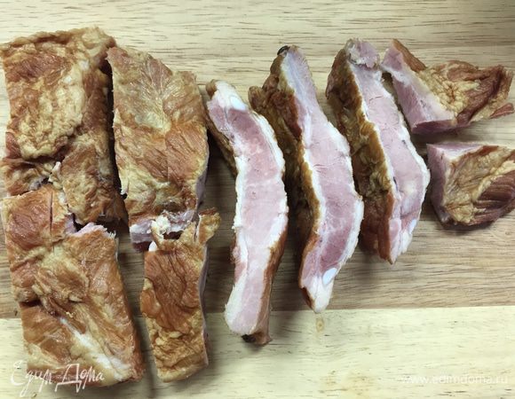 Режем копчености. Я изо всех сил рекомендую брать только копченые свиные ребрышки. Обычно они называются «к пиву» и продаются в колбасных магазинах.