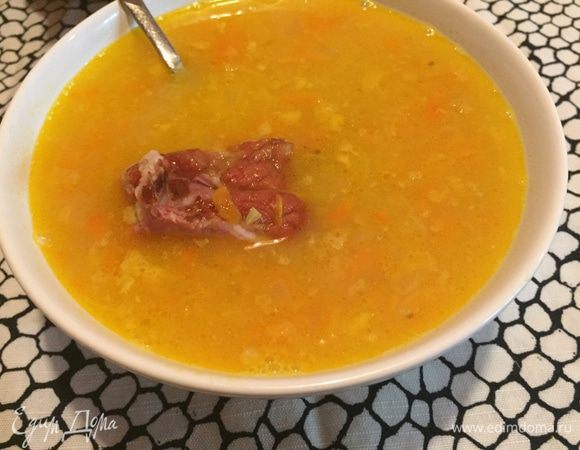 Собираем суп. Как только с момента закипания прошел 1 час 10 минут, забрасываем картошку, нарезанную кубиками. Через 5 минут после картошки добавляем в суп зажарку и копчености и даем повариться 15 минут. Сразу суп есть нельзя! Точнее, конечно, можно, но это будет совсем не тот суп, которым он станет часа через 2 — 3, а еще лучше он будет на следующий день. А для полного удовольствия в каждую порцию при подаче непременно должно попасть копченое свиное ребрышко.