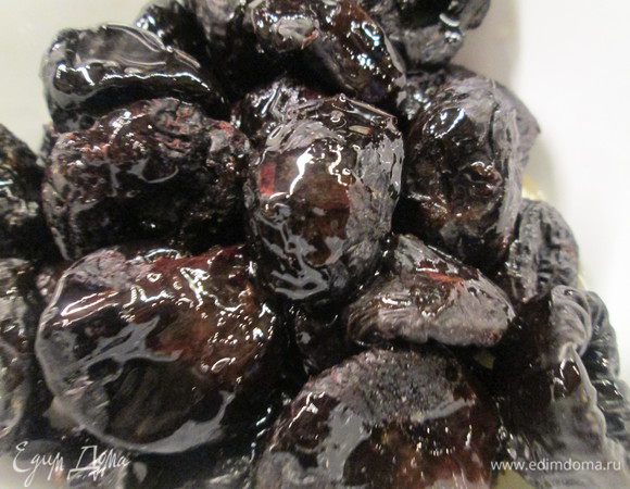 Чернослив перемешиваем с сахарной пудрой и коньяком и оставляем мариноваться на 1,5 часа.