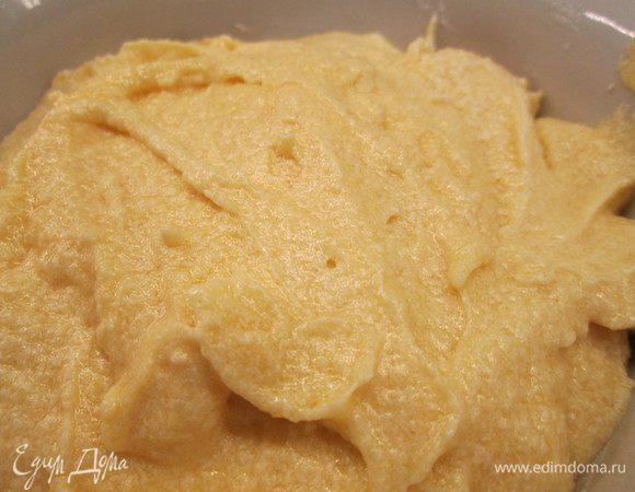 Готовим тесто: для этого смешиваем 100 г размягченного сливочного масла, яйца, ванилин, ликер и 100 г сахара и взбиваем до растворения кристаллов. Затем вводим муку, смешанную с разрыхлителем и манной крупой (Семолина, из твердых сортов пшеницы).