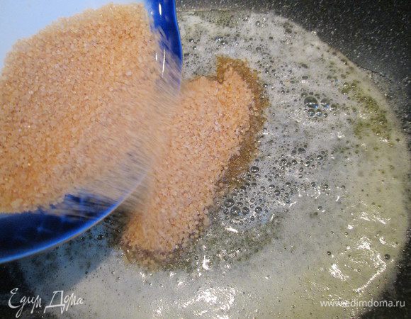 Теперь растопим оставшиеся 40 г масла и сахар.