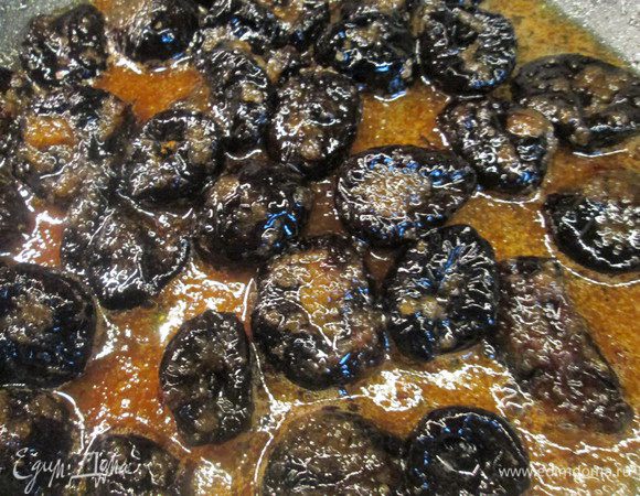 Аккуратно выкладываем чернослив на карамель, посыпаем корицей.