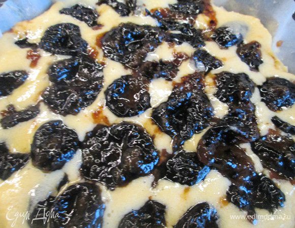 Выкладываем тесто в круглую форму, сверху кладем чернослив.