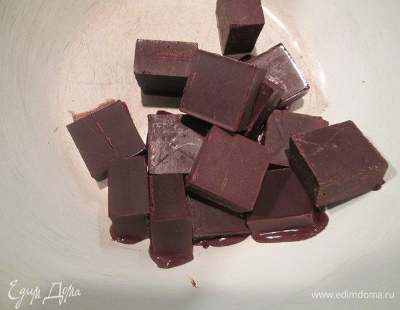 Растапливаем шоколад на водяной бане.