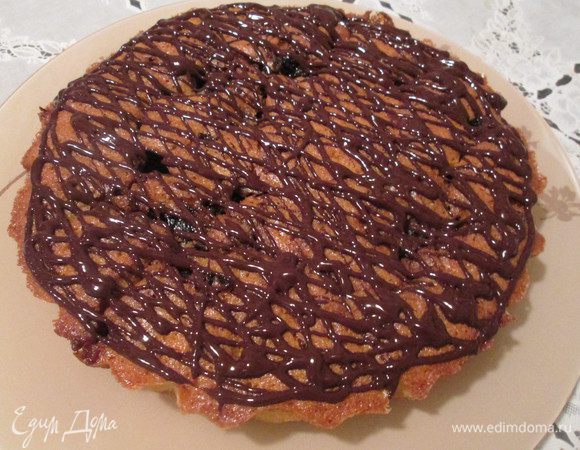 И, наконец, заливаем пирог растопленным шоколадом. Можно украсить лепестками миндаля.