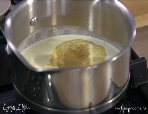 Сливки и ванильный экстракт влить в небольшую кастрюлю, добавить 100 г сливочного масла и растопить все на медленном огне.