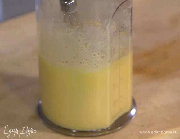 Яйца и 100 г сахара взбить блендером с насадкой-венчиком в светлую, воздушную массу.