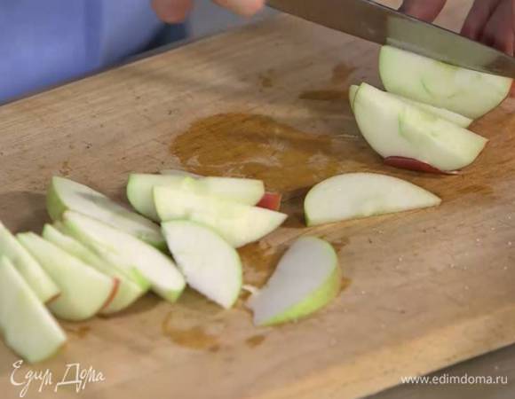 Яблоко, удалив сердцевину, нарезать дольками.