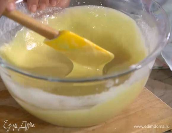 Муку соединить с солью, влить яично-сахарную массу и перемешать все лопаткой, так чтобы не осталось комочков, затем медленной струйкой влить растопленное масло со сливками и вымешать тесто.