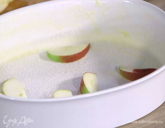 Керамическую форму для выпечки смазать оставшимся сливочным маслом, посыпать дно и стенки оставшимся сахаром.