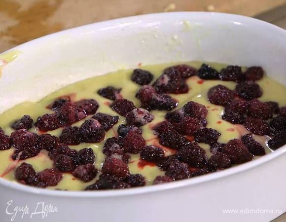 Дольки яблока уложить на дно формы и залить тестом, сверху выложить ежевику.