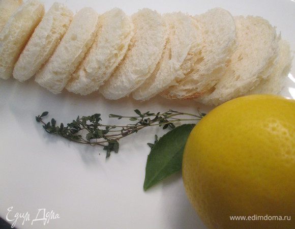 Вырезаем кружочки из хлеба для тостов. Это легко делается фужером из тонкого стекла.