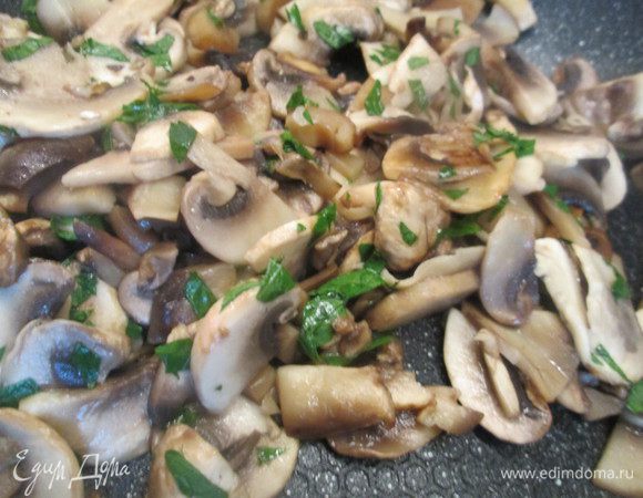 Разогреваем бульон, а тем временем нарезаем мелко лук, грибы режем ломтиками. Обжариваем грибы на оливковом масле и добавляем нарезанную мелко петрушку.